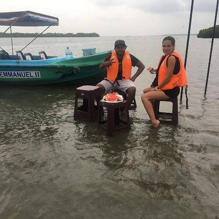 Like Mike Tourist Guest House & Restaurant เนกอมโบ ภายนอก รูปภาพ