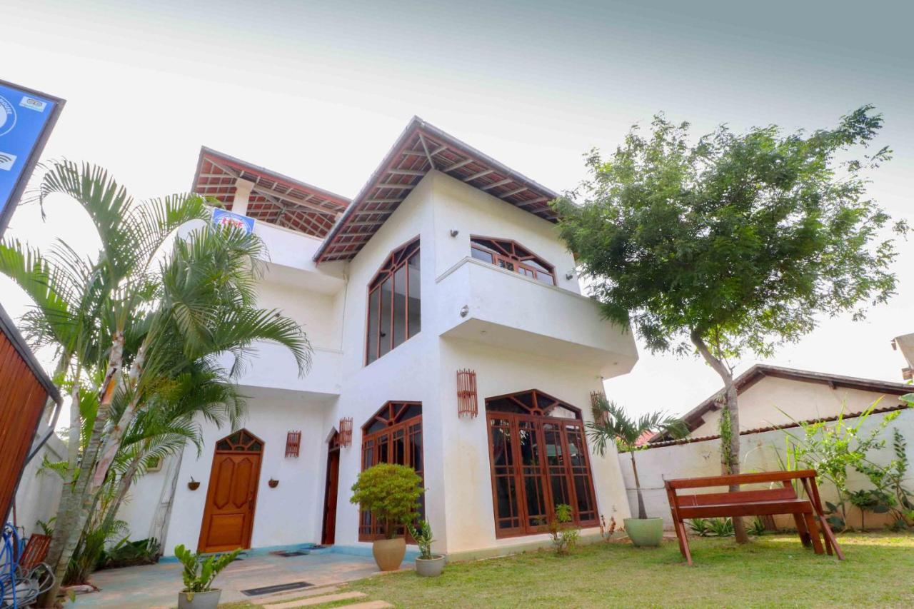 Like Mike Tourist Guest House & Restaurant เนกอมโบ ภายนอก รูปภาพ