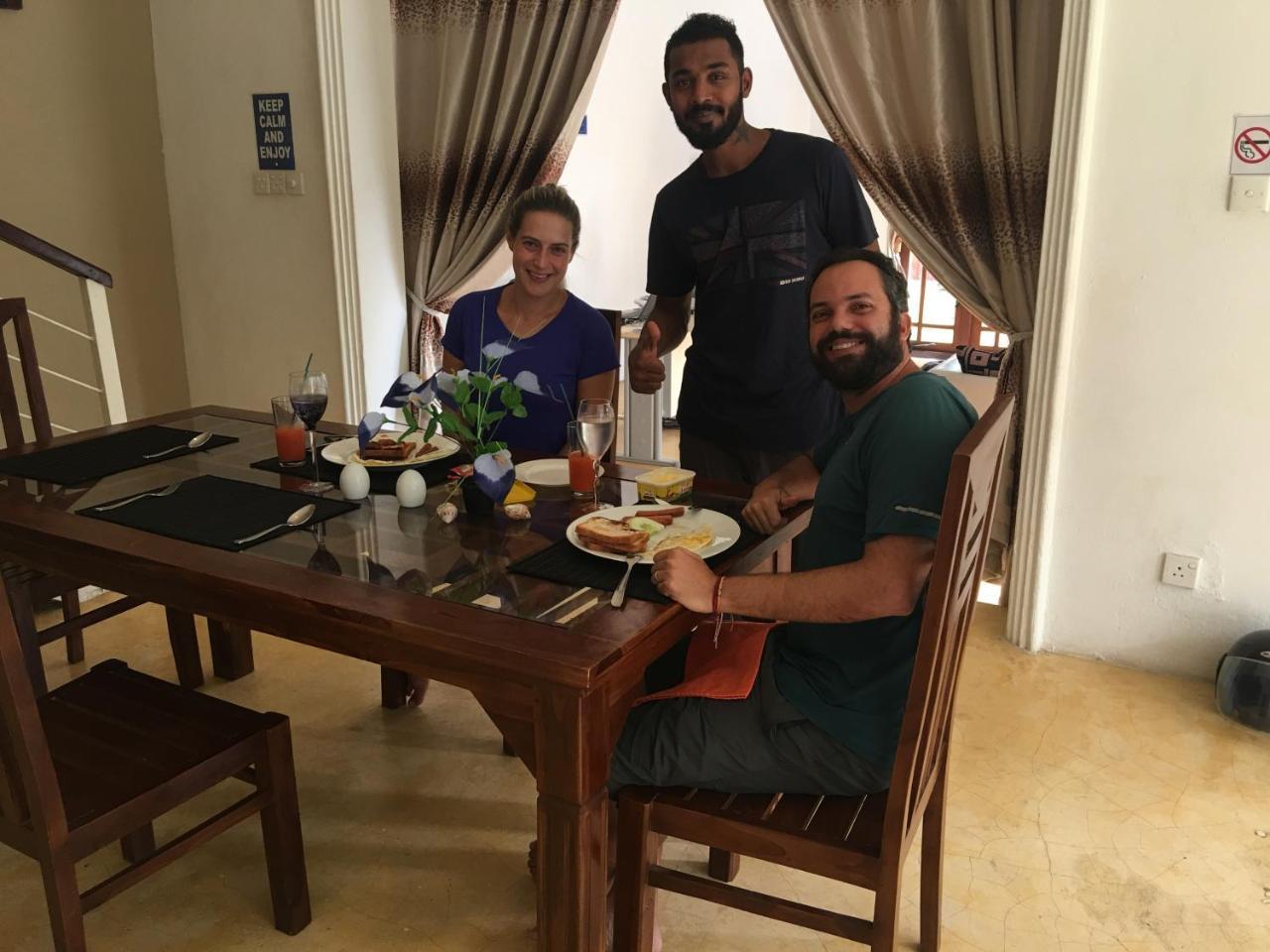 Like Mike Tourist Guest House & Restaurant เนกอมโบ ภายนอก รูปภาพ
