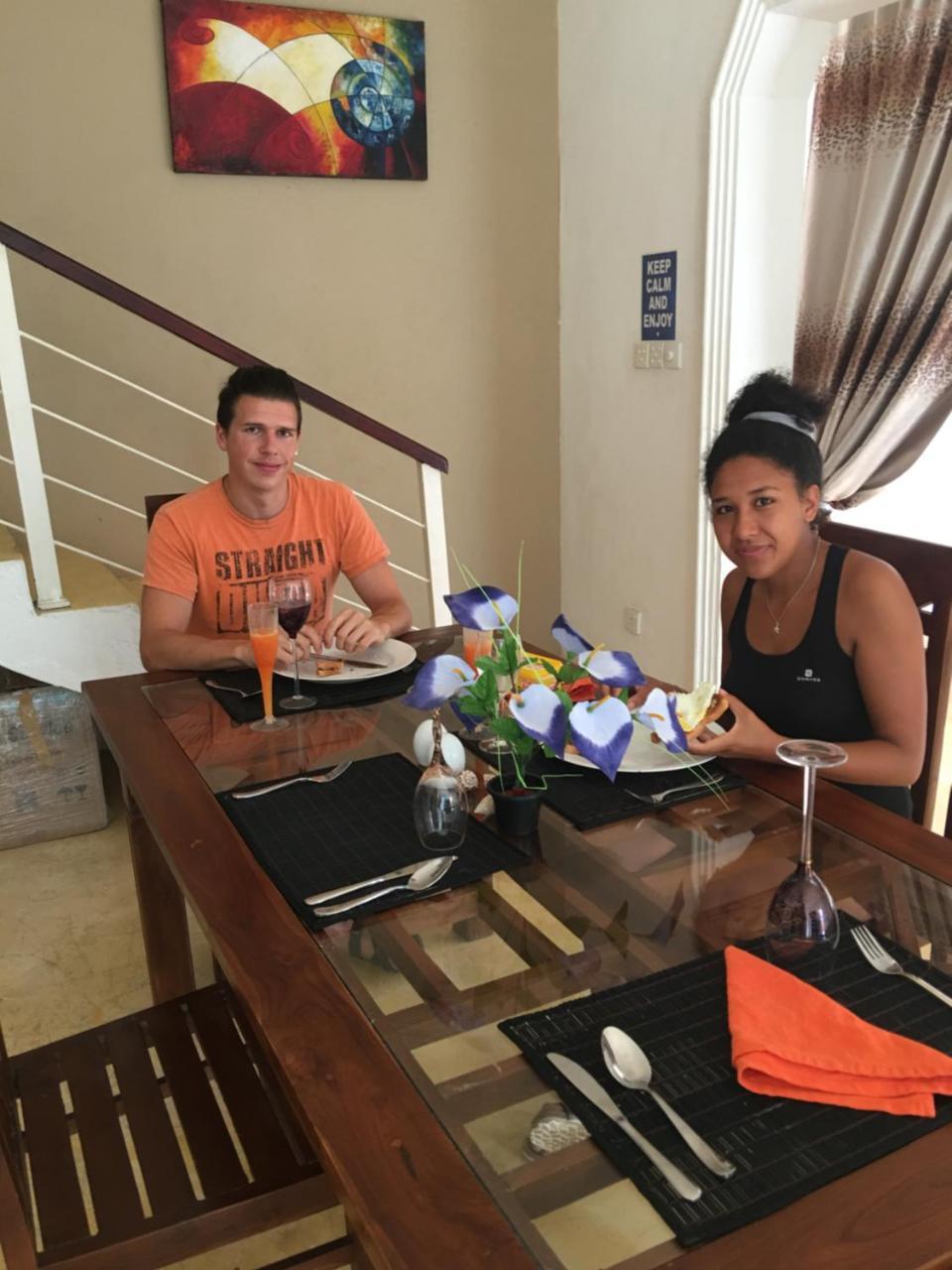 Like Mike Tourist Guest House & Restaurant เนกอมโบ ภายนอก รูปภาพ