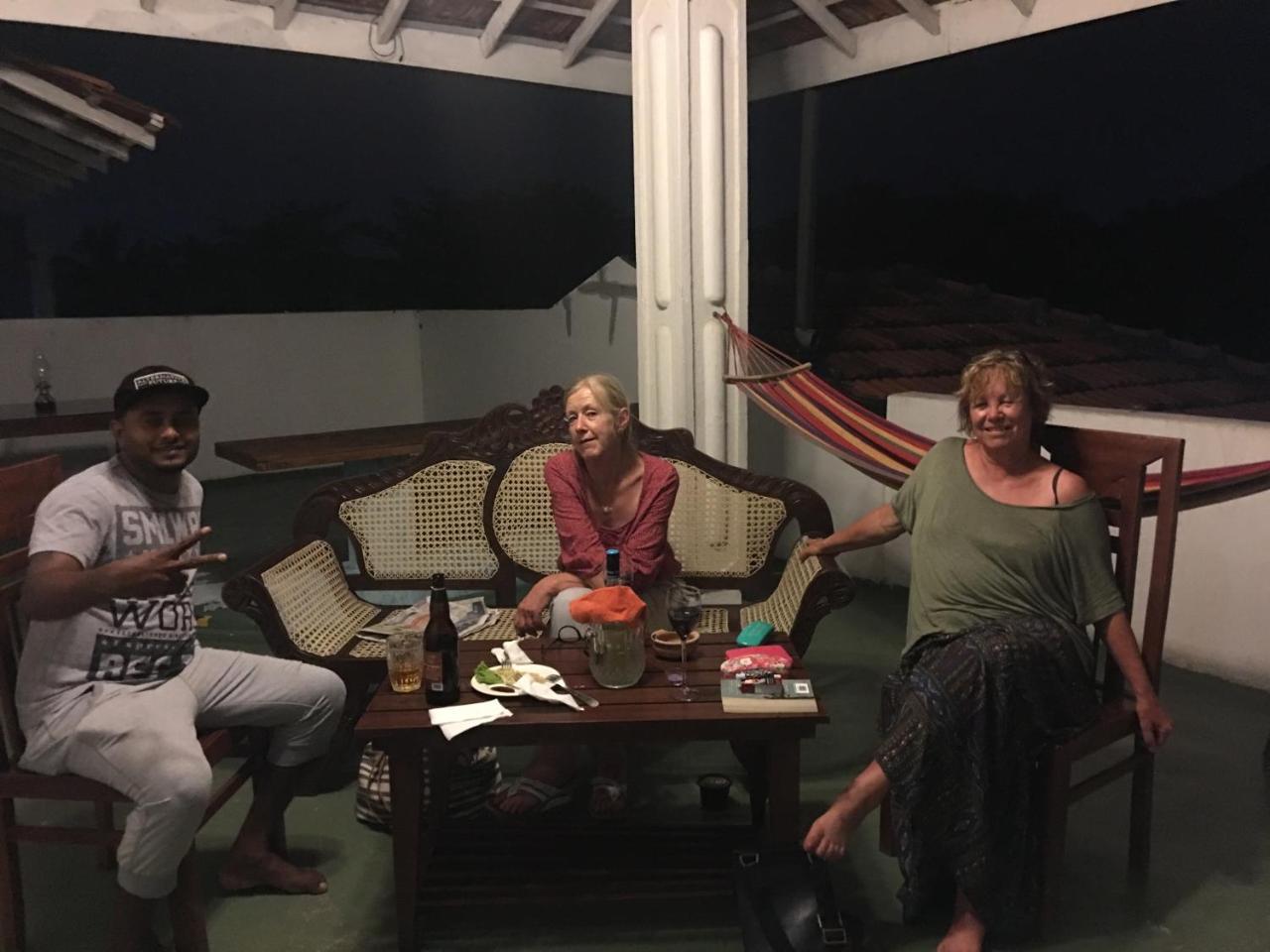 Like Mike Tourist Guest House & Restaurant เนกอมโบ ภายนอก รูปภาพ