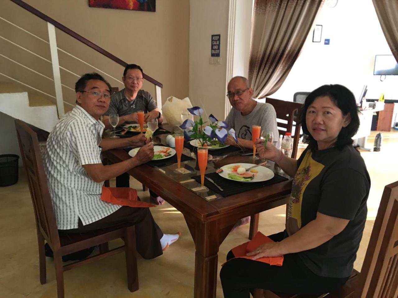 Like Mike Tourist Guest House & Restaurant เนกอมโบ ภายนอก รูปภาพ