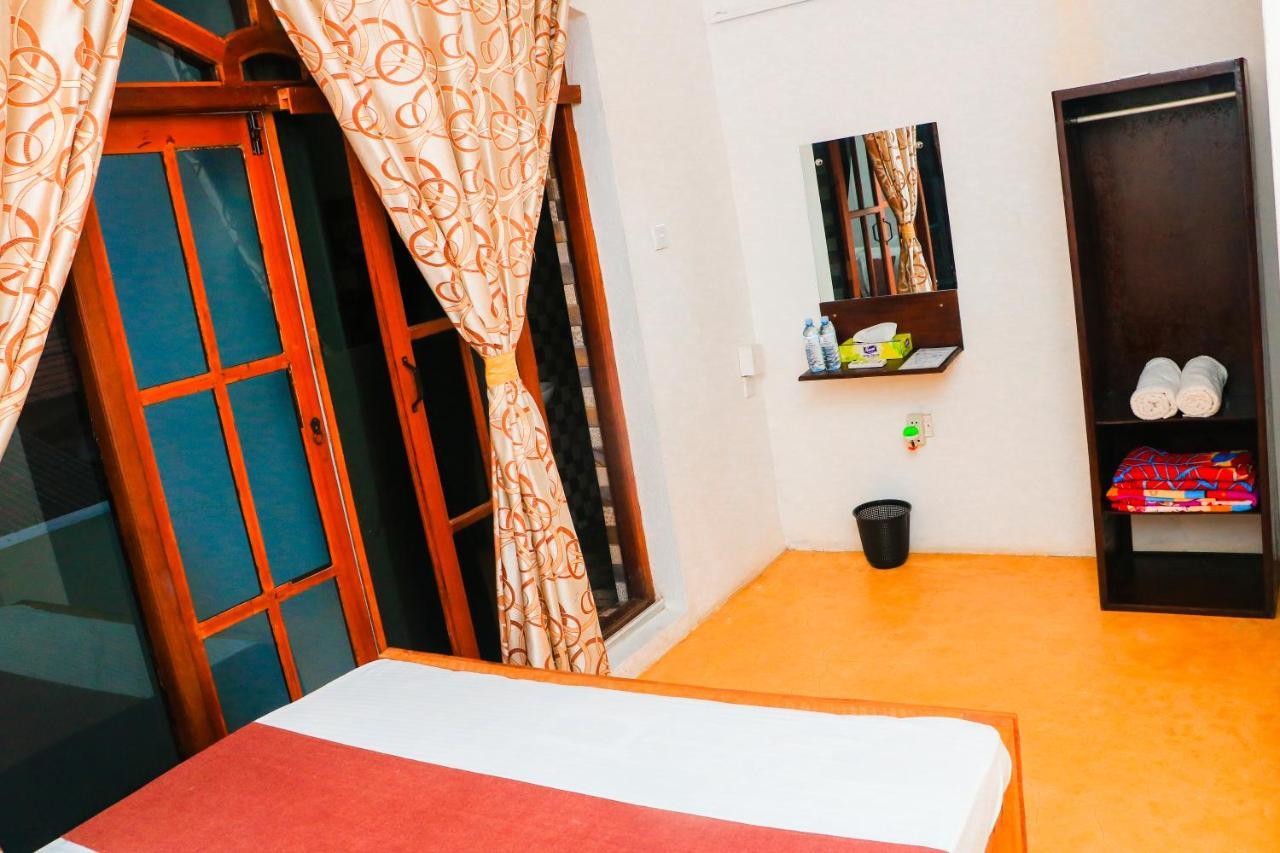 Like Mike Tourist Guest House & Restaurant เนกอมโบ ภายนอก รูปภาพ