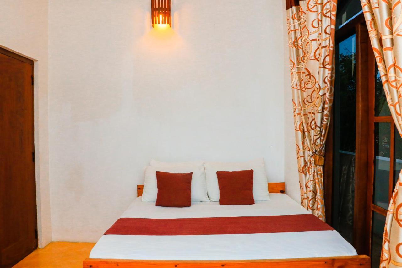 Like Mike Tourist Guest House & Restaurant เนกอมโบ ภายนอก รูปภาพ