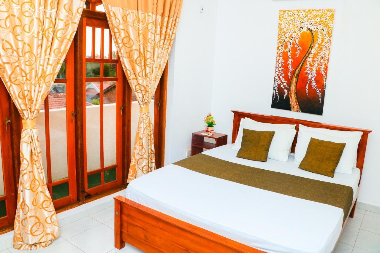 Like Mike Tourist Guest House & Restaurant เนกอมโบ ภายนอก รูปภาพ