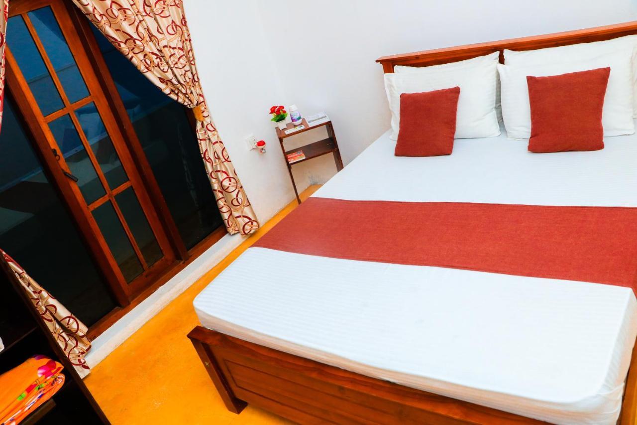Like Mike Tourist Guest House & Restaurant เนกอมโบ ภายนอก รูปภาพ