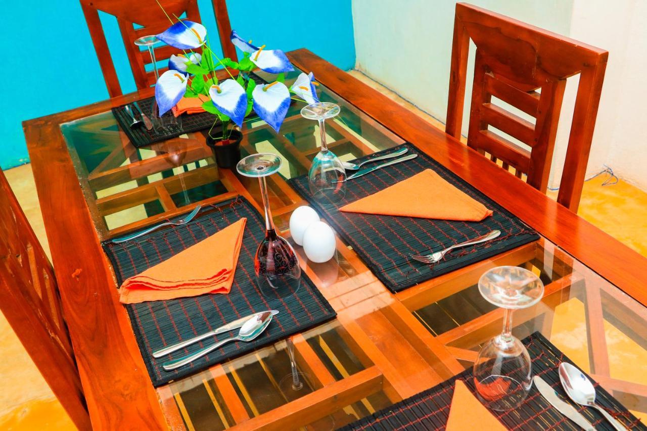 Like Mike Tourist Guest House & Restaurant เนกอมโบ ภายนอก รูปภาพ