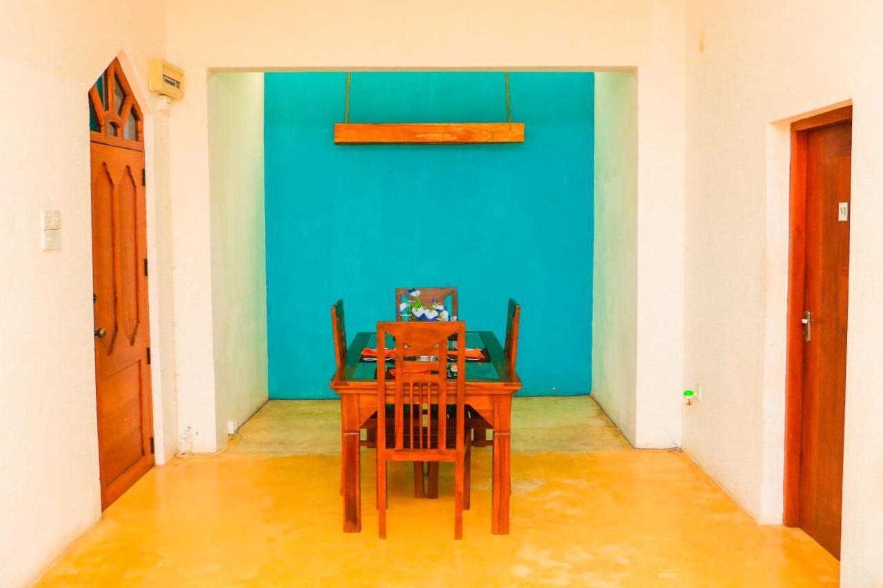 Like Mike Tourist Guest House & Restaurant เนกอมโบ ภายนอก รูปภาพ